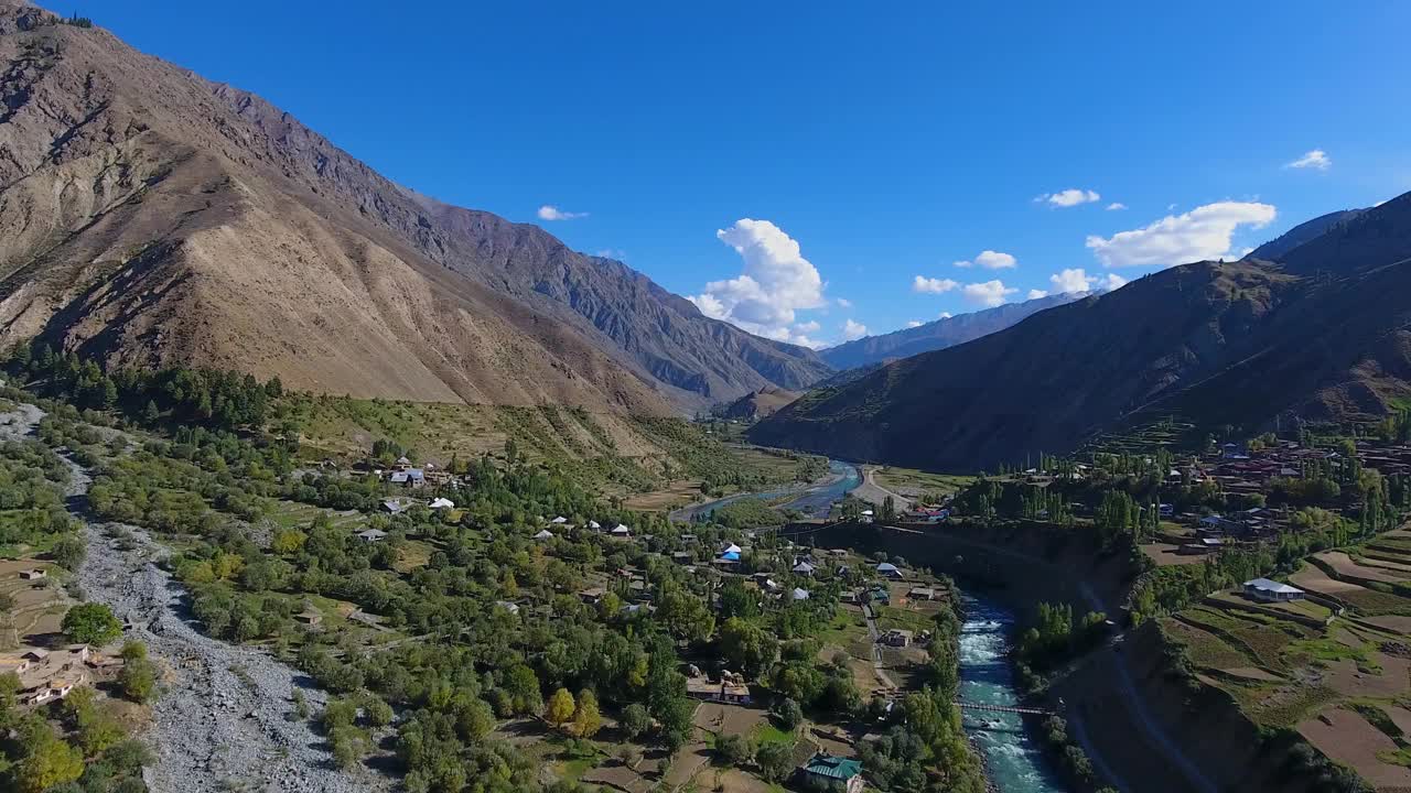 喜马拉雅山脉，河流，村庄鸟瞰图，巴基斯坦。视频素材