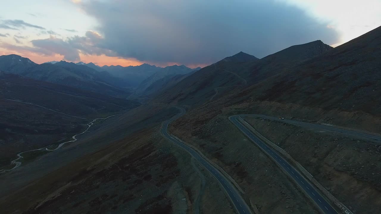 黄昏时巴布萨尔山口鸟瞰图，巴基斯坦。视频素材