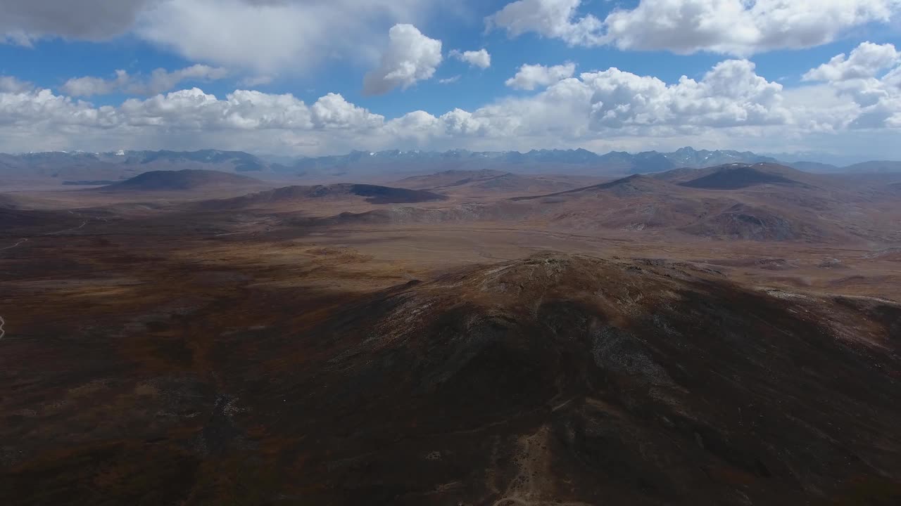 鸟瞰巴基斯坦Deosai国家公园的山景。视频素材