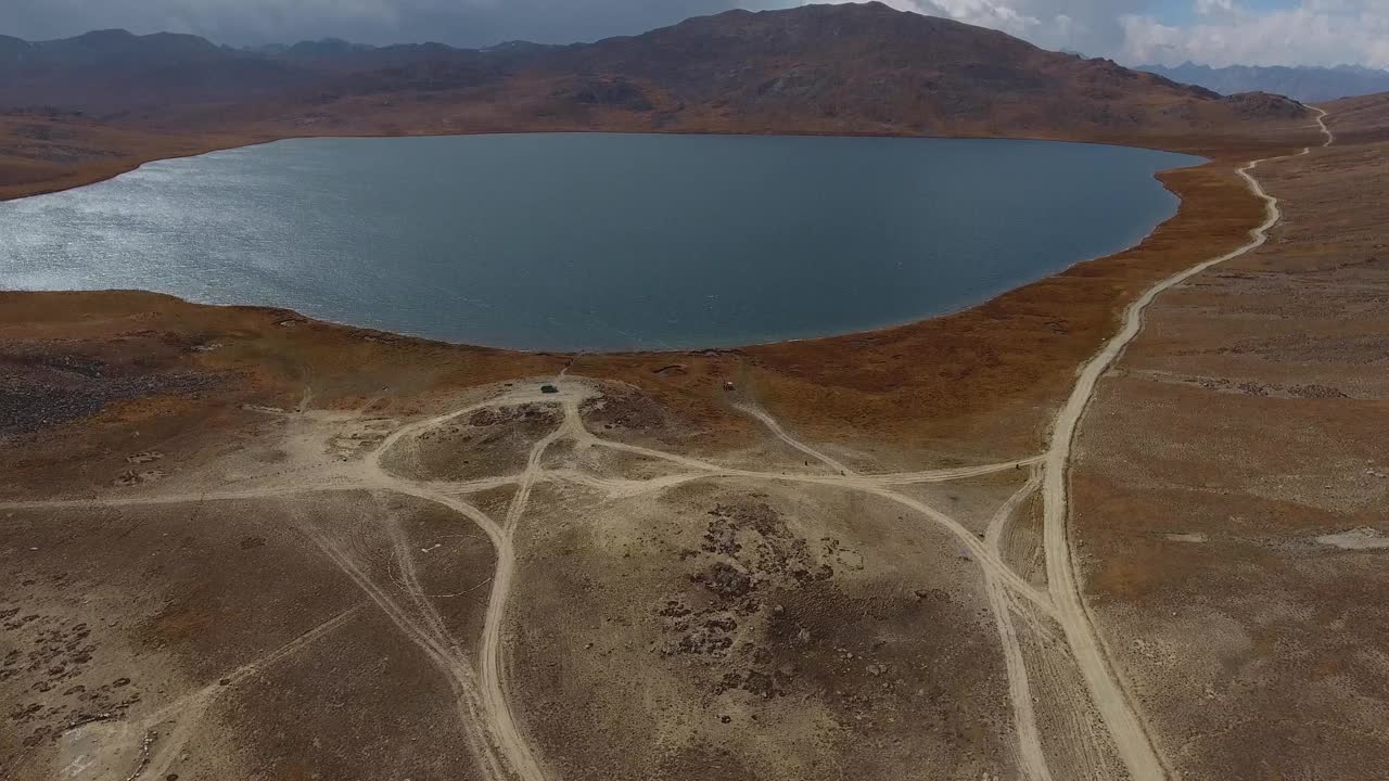 鸟瞰宁静的湖泊，山脉，山谷在Deosai国家公园，巴基斯坦。视频素材