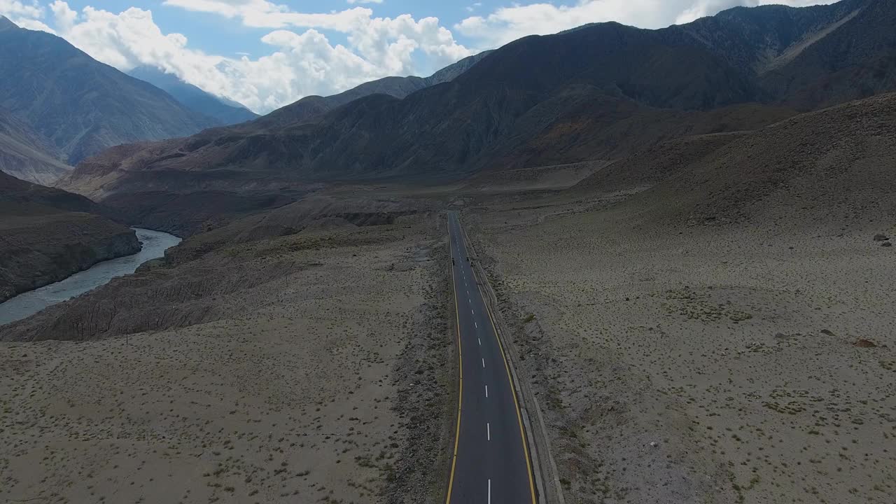 鸟瞰图崎岖的高原和偏远的山谷，巴基斯坦。视频素材