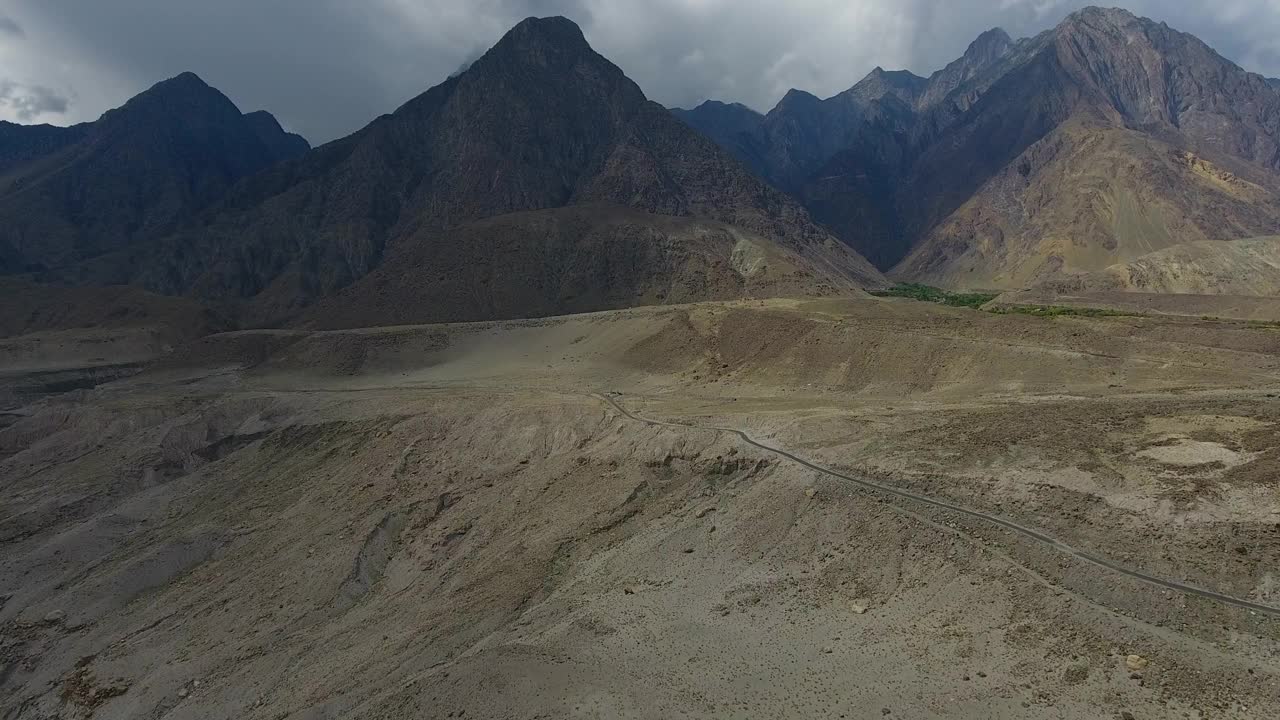 鸟瞰图的偏远山谷与道路在山区，巴基斯坦。视频素材