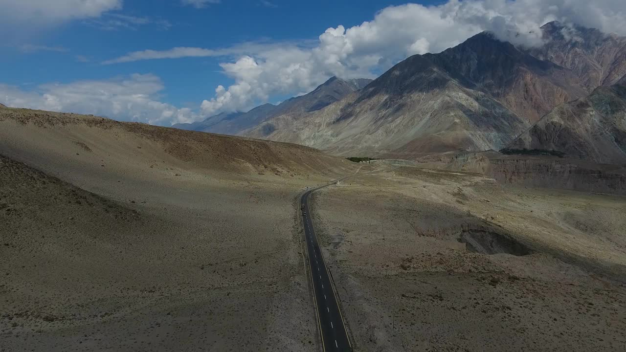 喜马拉雅山谷的鸟瞰图，公路和高原，巴基斯坦。视频素材