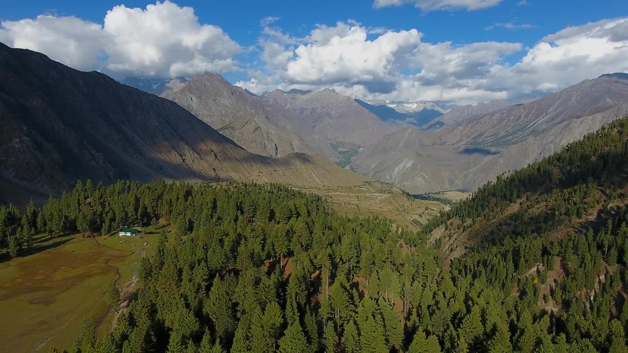 拉玛湖鸟瞰图，被森林和山谷包围，巴基斯坦。视频素材