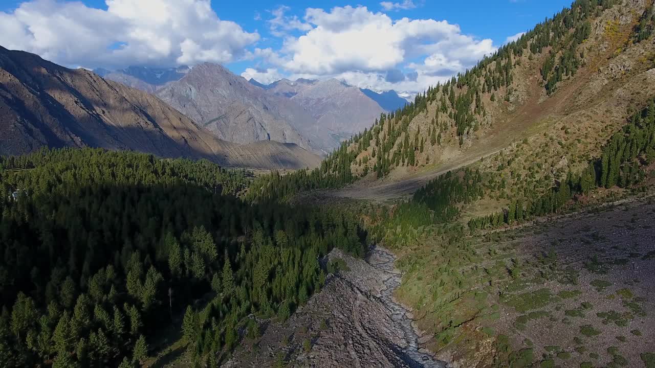 拉玛湖鸟瞰图，山脉，荒野，巴基斯坦。视频素材