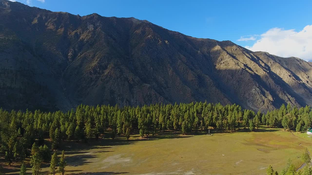 拉玛湖鸟瞰图，山脉，荒野，巴基斯坦。视频素材