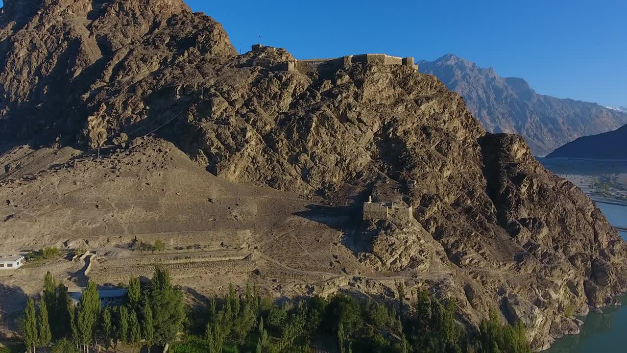 巴基斯坦斯卡都喜马拉雅山脉和河流的鸟瞰图。视频素材