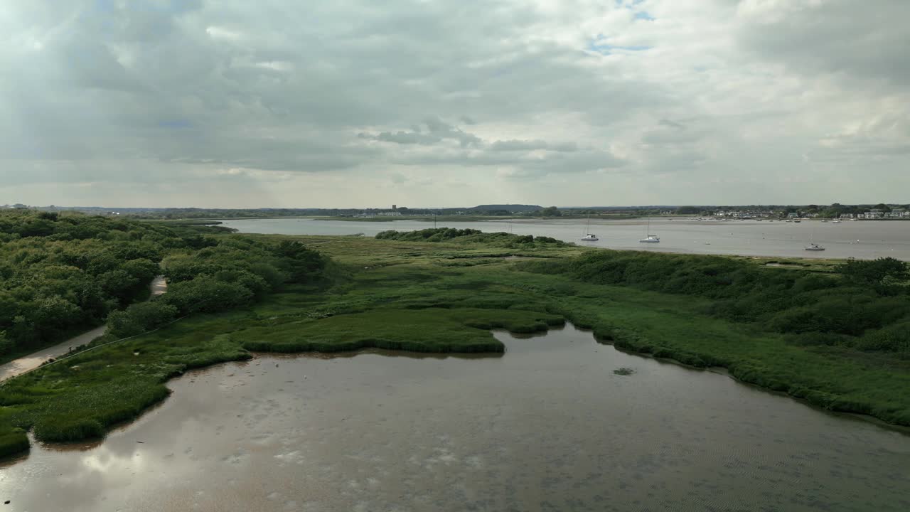 4k无人机拍摄的画面展示了多塞特郡穆德福德海滩小屋的全景鸟瞰图视频下载