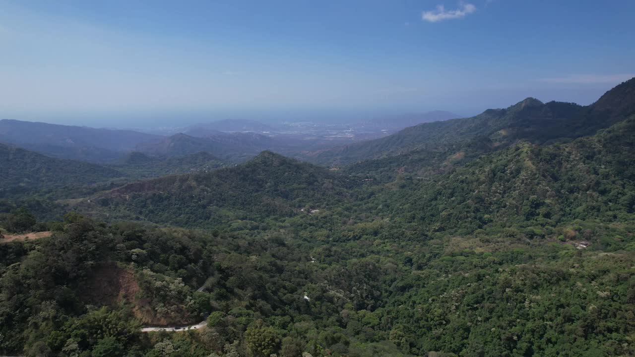 在一个微云的早晨，看到被树木和庄稼包围的青山视频素材