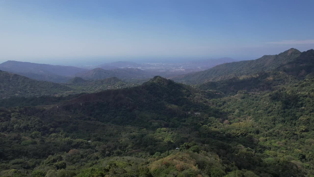 在一个微微阴天的早晨，看到被树木和庄稼包围的青山视频素材