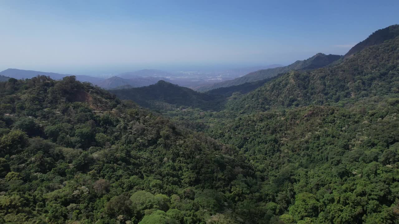 在一个微云的早晨，看到被树木和庄稼包围的青山视频素材