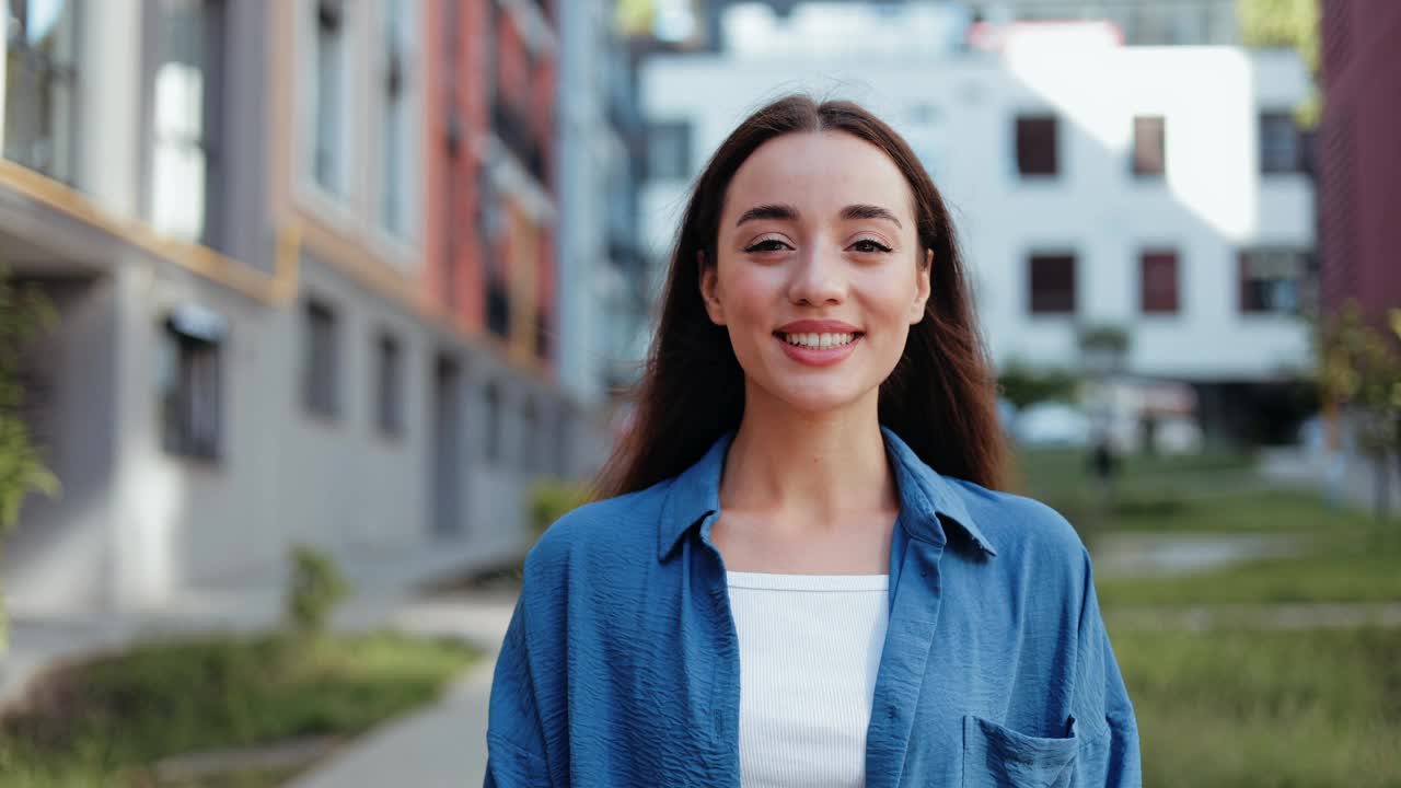 一个快乐的年轻女子微笑的肖像视频素材