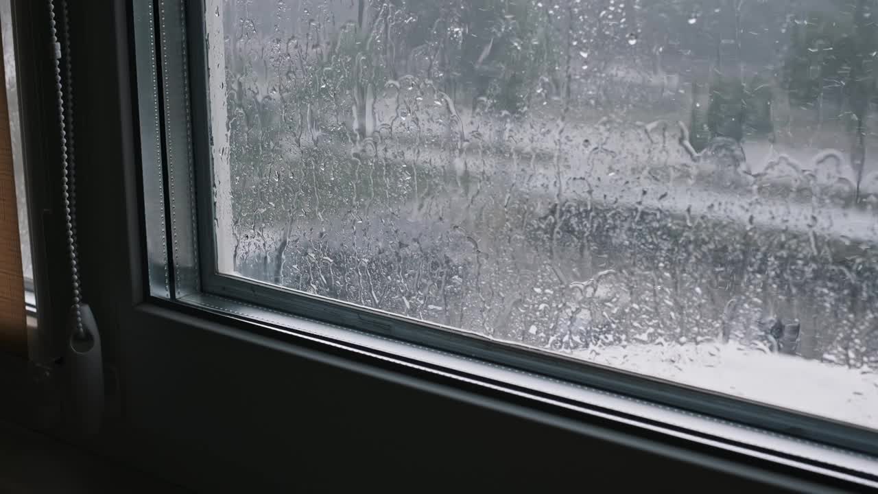 雨滴顺着窗户流下来视频下载