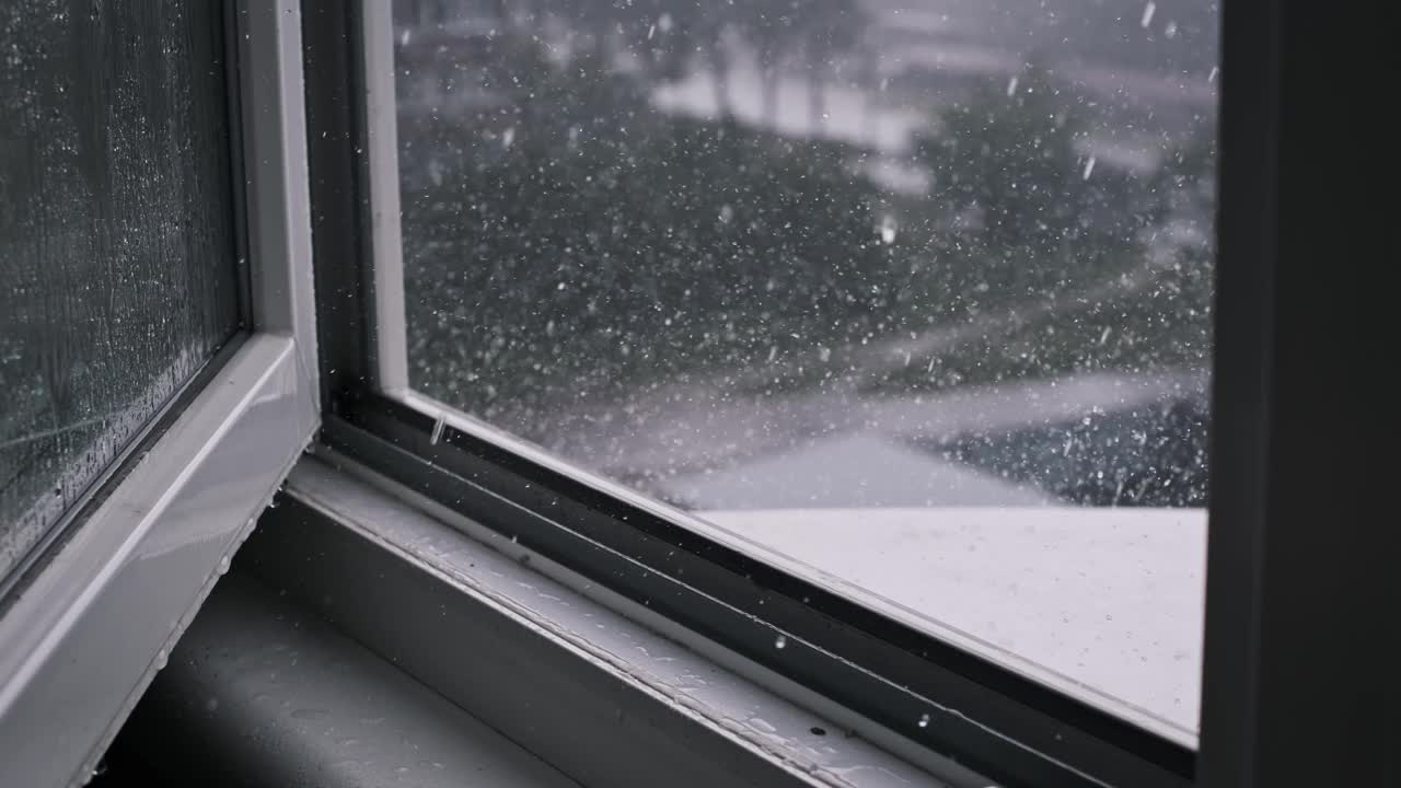 雨水透过打开的窗户，城市景观视频素材