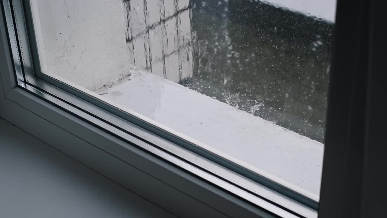 雨水从窗户流下视频素材