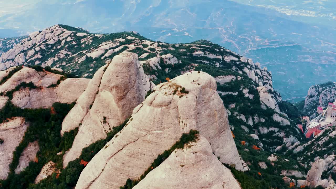 在晴朗的天气条件下欣赏崎岖山峰的壮丽鸟瞰图，蒙特塞拉特，西班牙视频素材