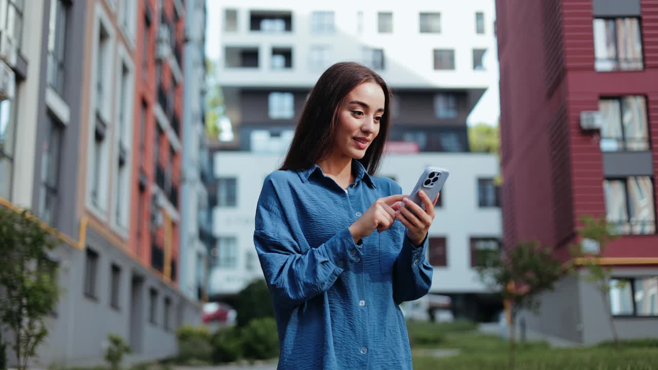 女人在电话里庆祝好消息视频素材