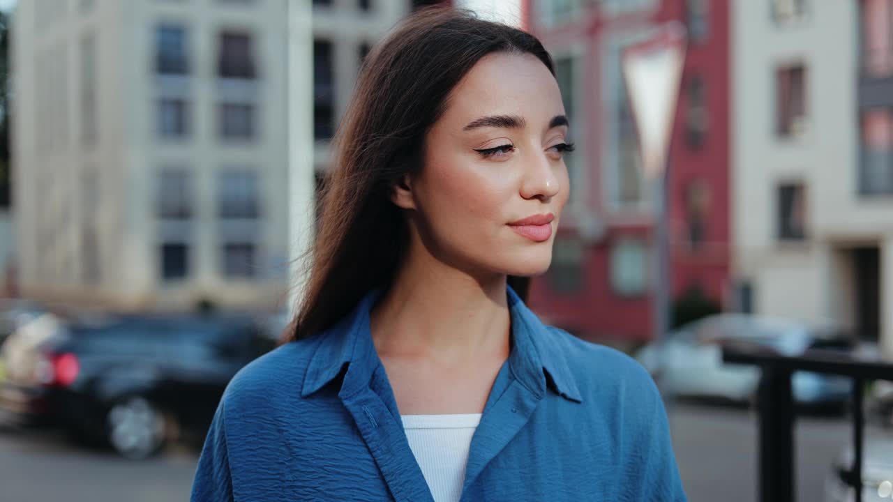 自信的年轻女子对着镜头微笑视频素材