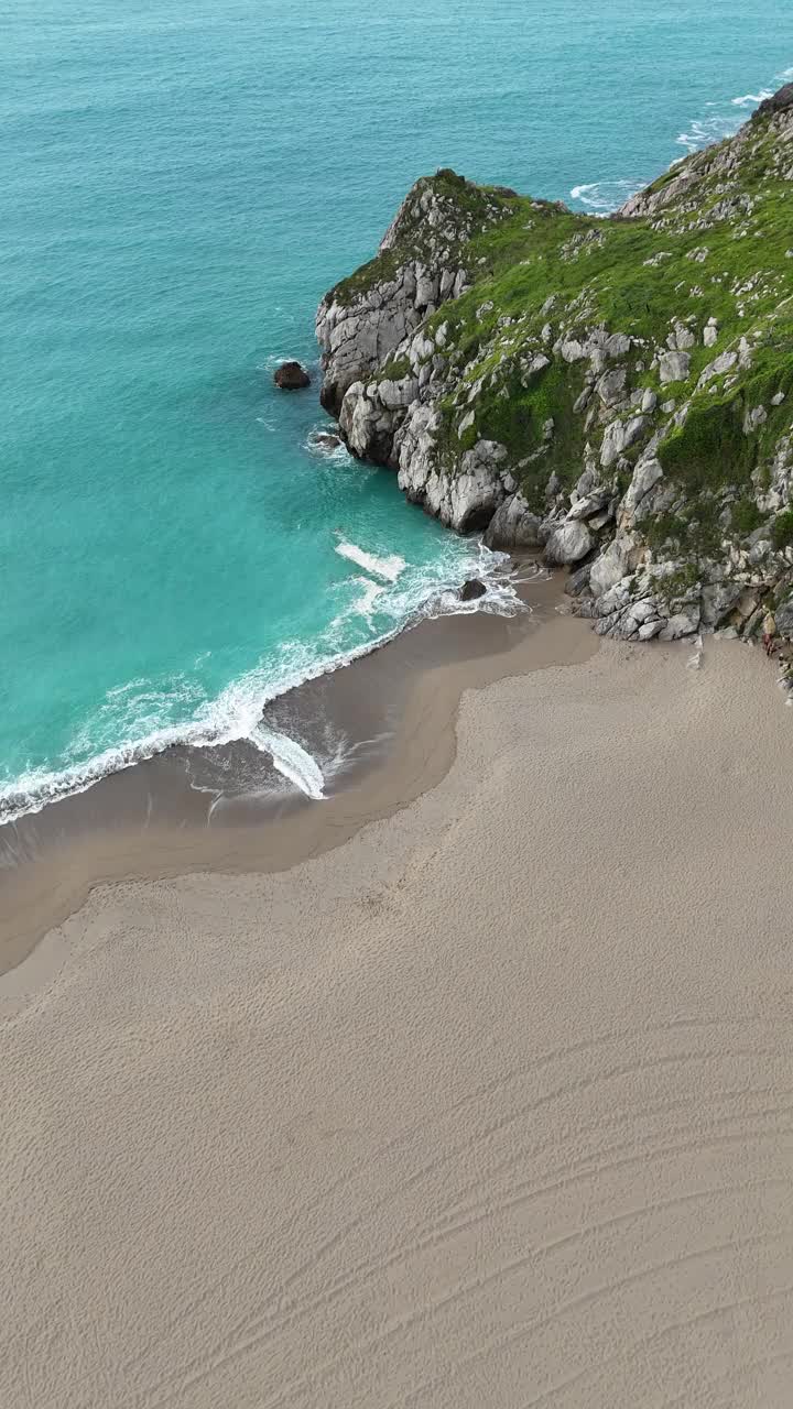 从上面看海滩和悬崖视频素材