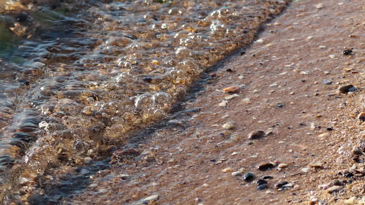 海浪冲击着布莱顿海滩视频素材