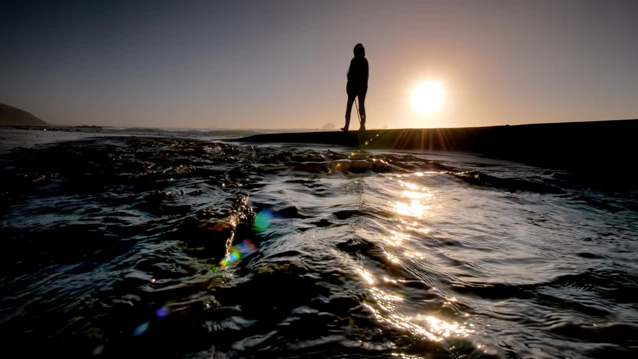 成熟的中年妇女在海边徒步旅行视频下载