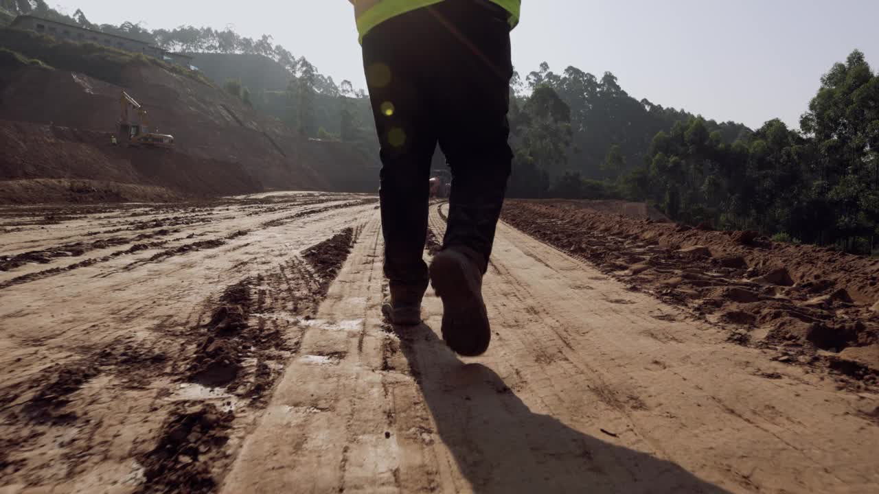 走在建筑工地上的工程师视频下载