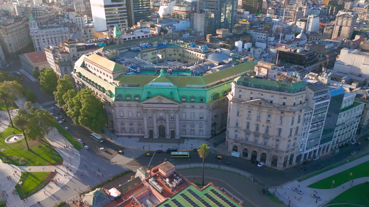 布宜诺斯艾利斯的鸟瞰图展示了历史建筑、绿色屋顶和城市景观。视频素材