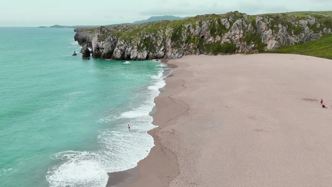 从上面看海滩和悬崖视频素材