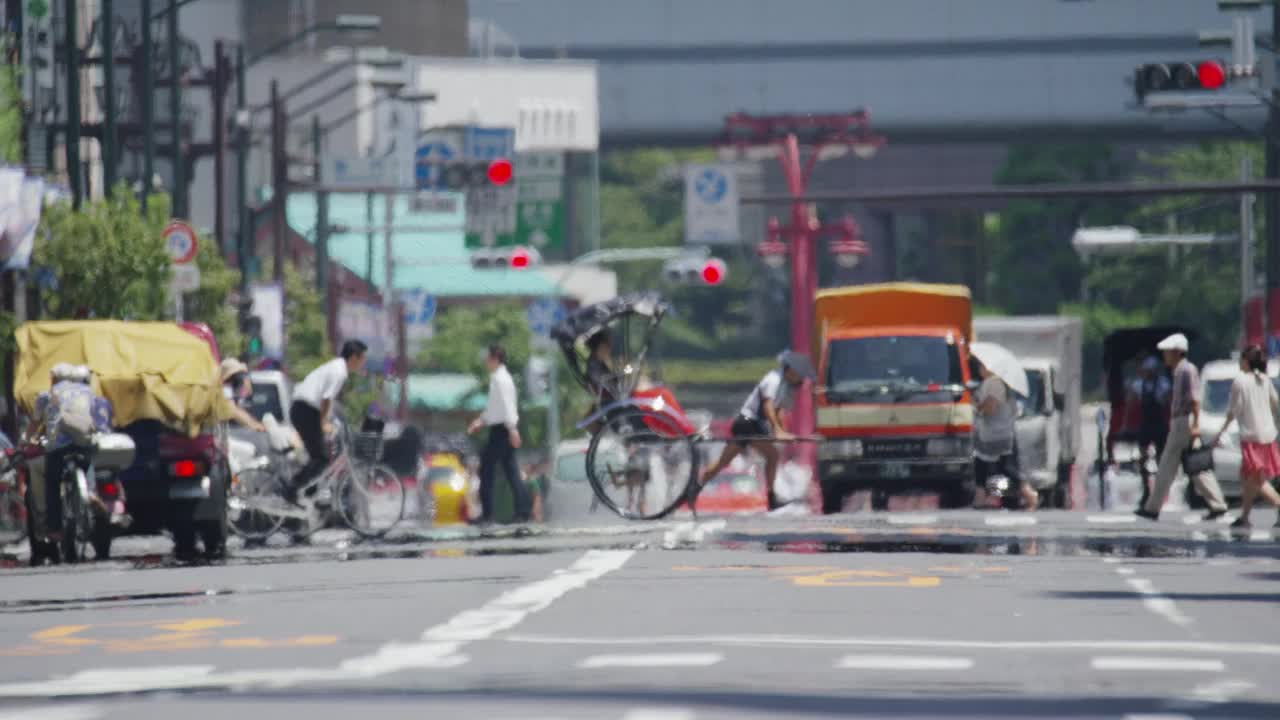 MS SLO MO选择性聚焦:日本关东地区东京夏季过马路的行人视频下载