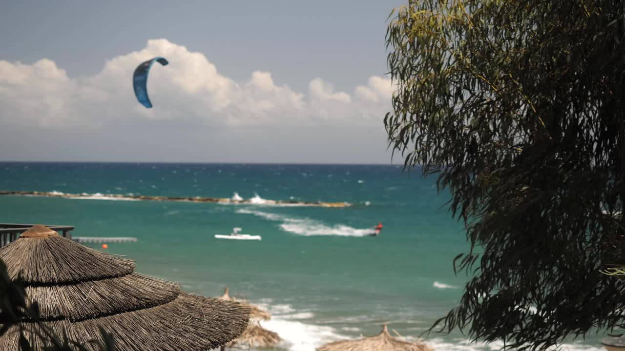 在阳光明媚的海滩，晴朗的天空，令人兴奋的风筝冲浪，理想的肾上腺素充满水的经验视频素材