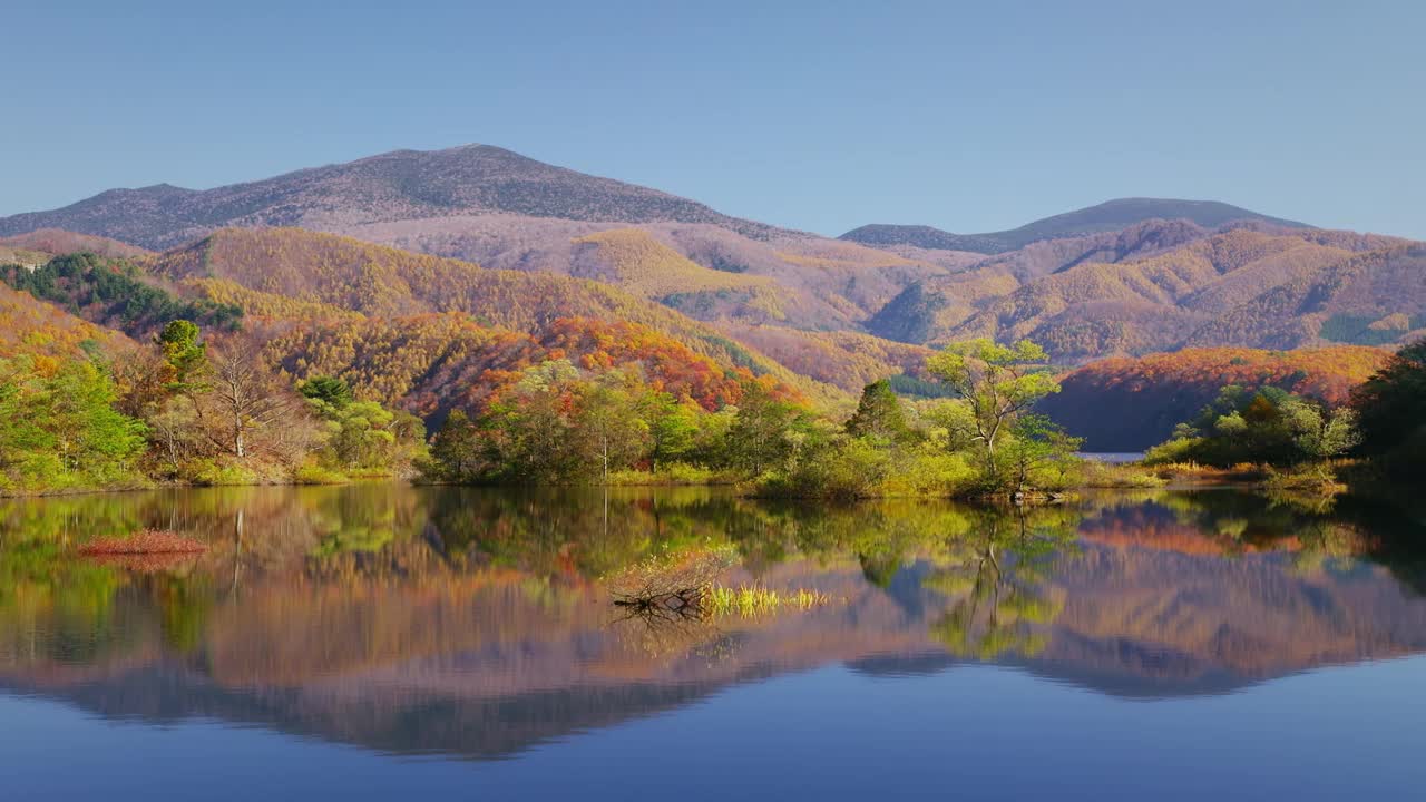 日本福岛县秋本湖的秋天景色视频素材