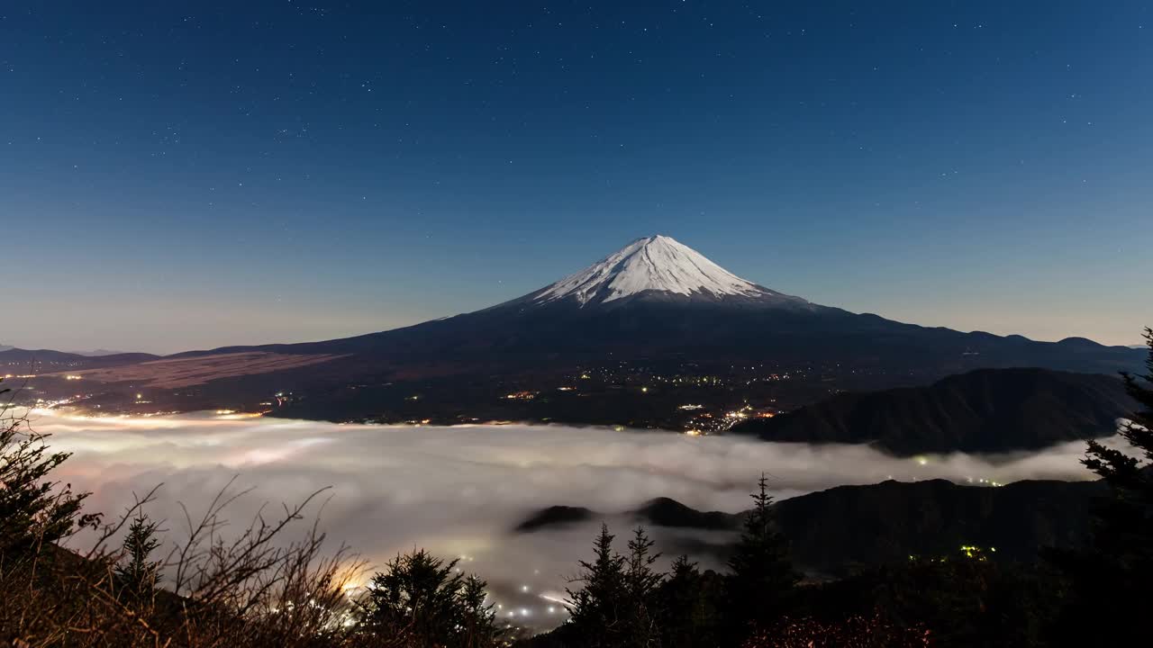 日本山梨县Fuefuki市，黄昏时富士山前被雾笼罩的城市视频素材