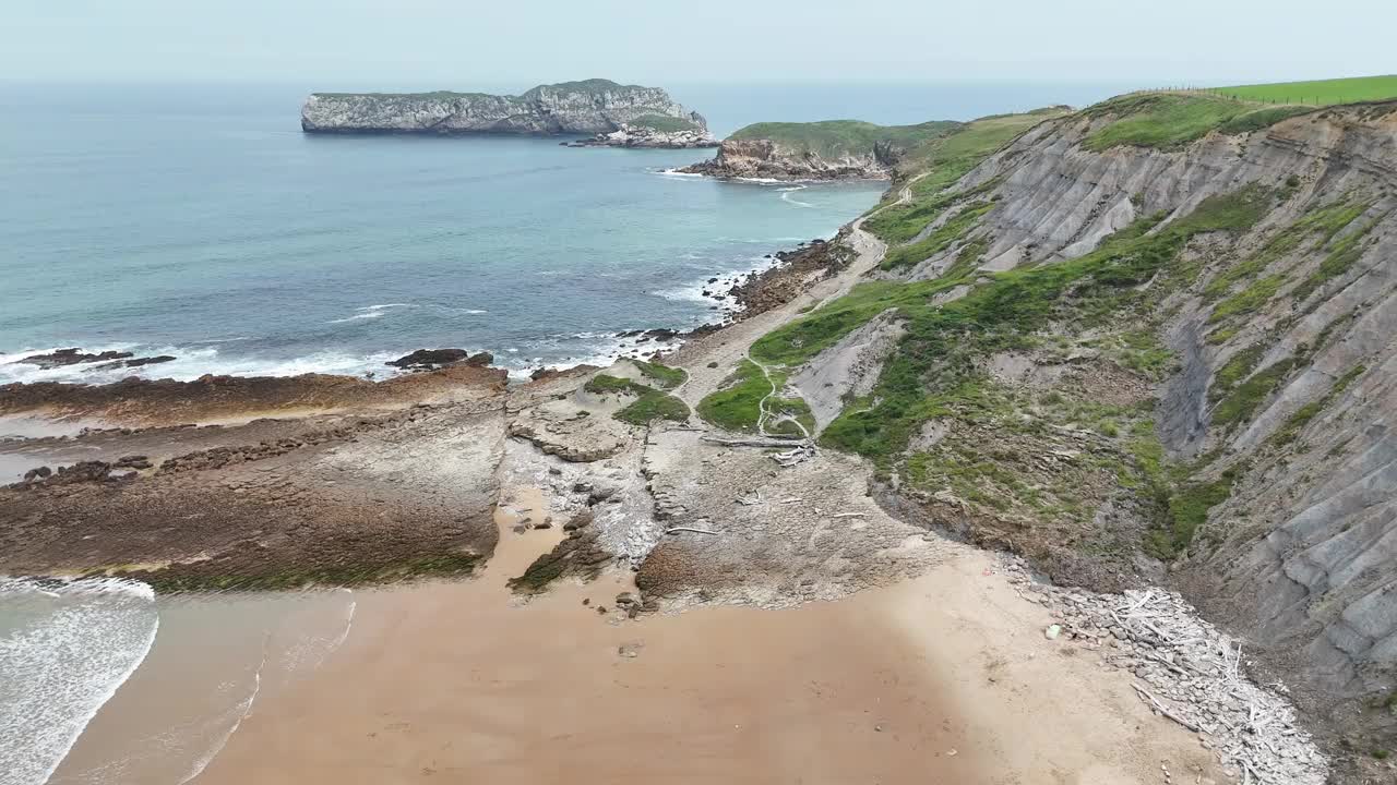 从上面看有悬崖的海滩视频素材