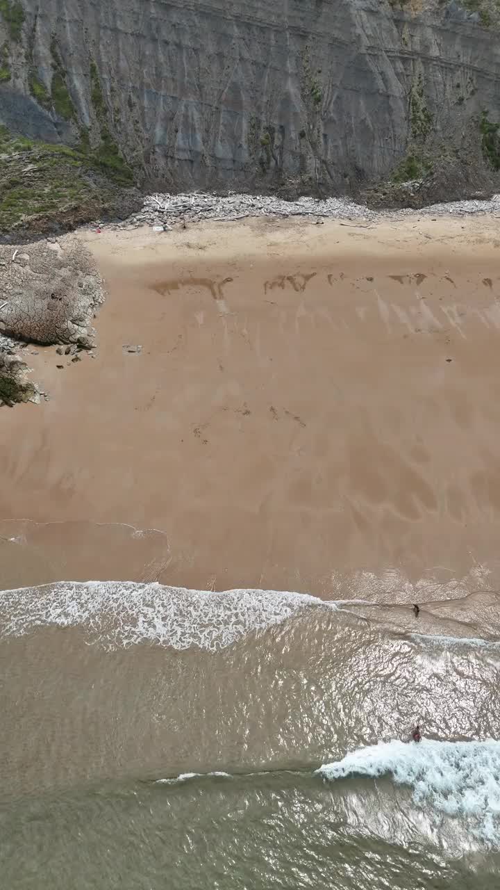 从上面看有悬崖的海滩视频素材