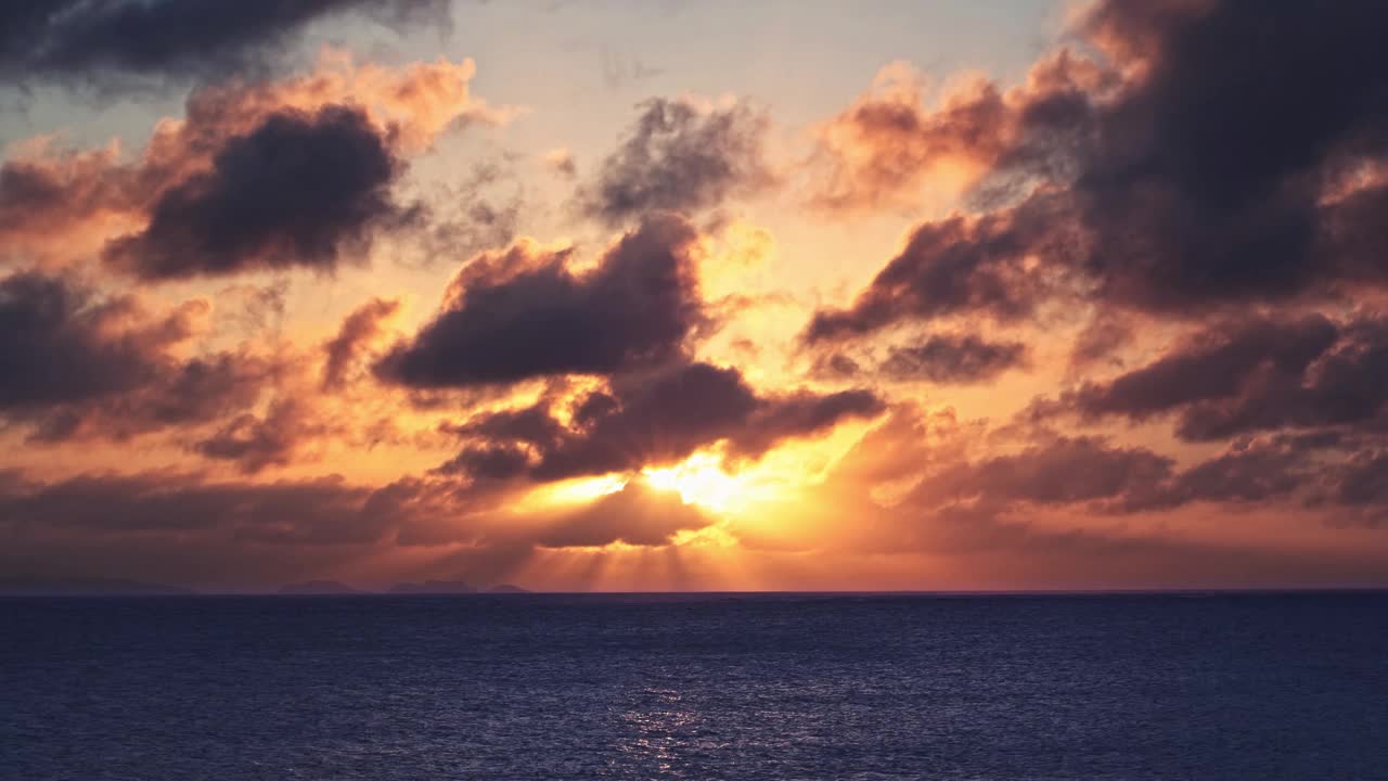 日本冲绳县多云日落时的WS太平洋视频下载