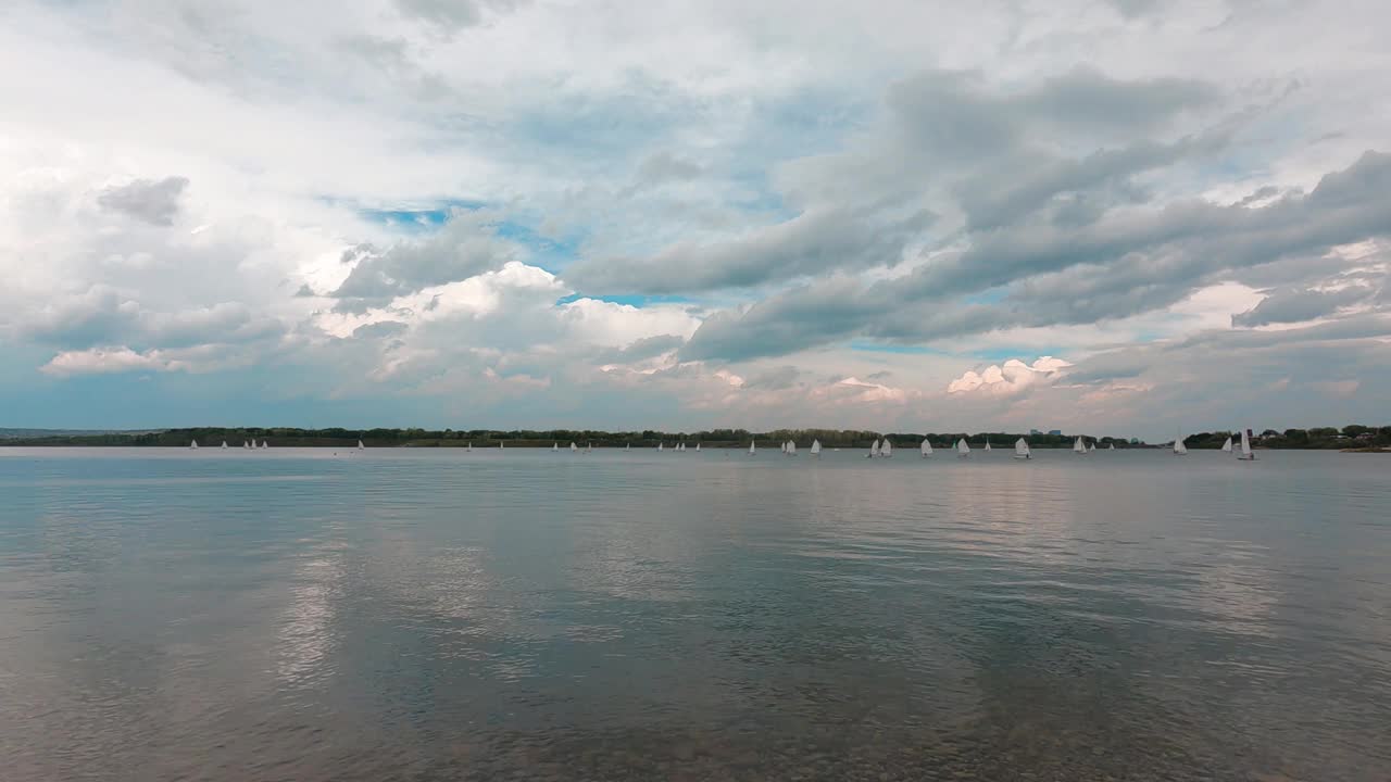 夏日下雨天乌云密布。云景延时4k分辨率的暴风雨云在空中。天上的云移动得很快。云卷过大气，自然山水卷视频下载