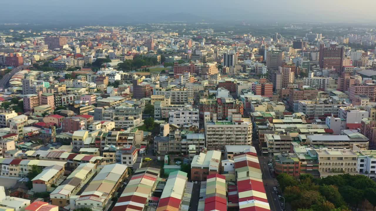 在台湾云林县斗流市，夕阳下的空中立交桥及周边街景，捕捉城市的住宅和商业建筑。视频素材