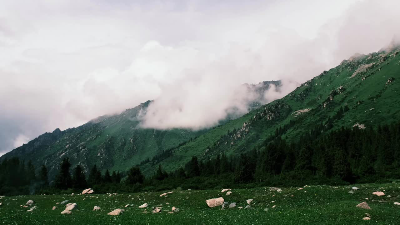 云坐在绿色的山峰上视频素材