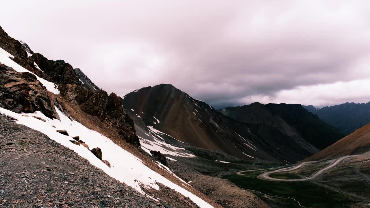 蜿蜒的道路穿过山口，阴沉的天空下，山间风暴视频素材