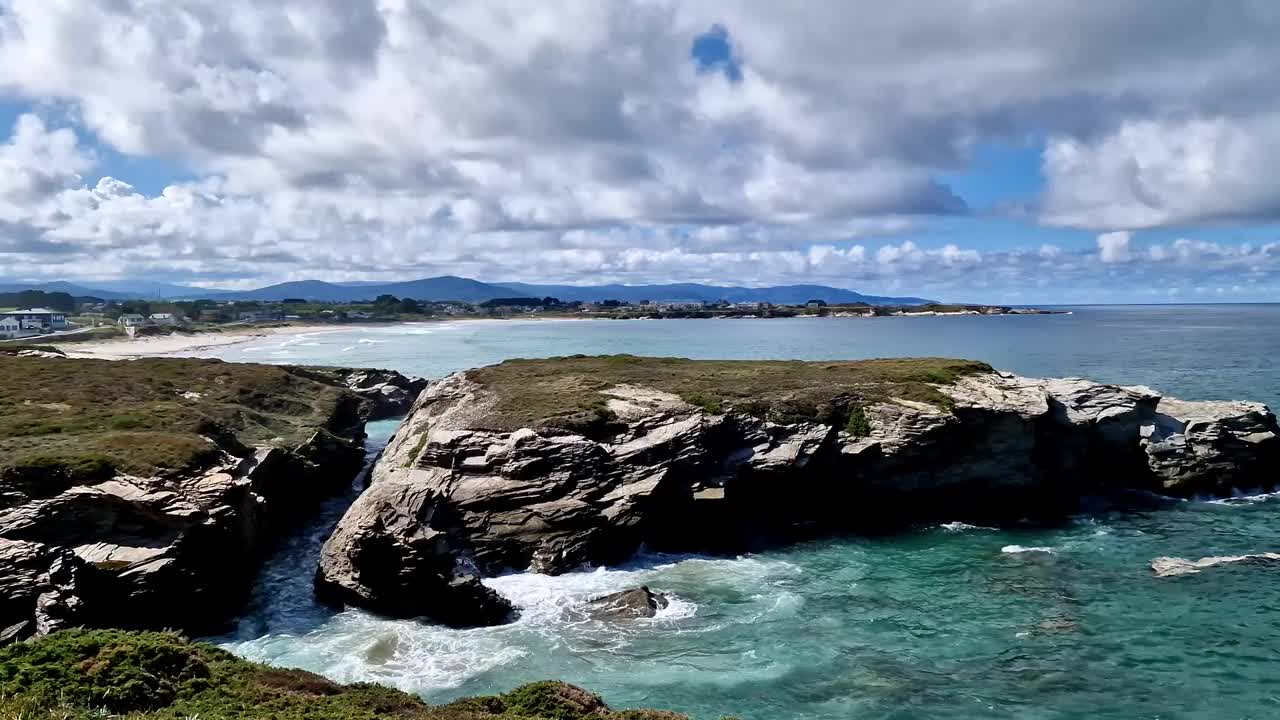 美丽的视频在海上的风景与岩石。视频下载