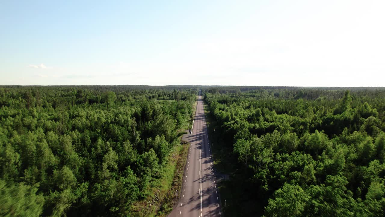 在瑞典偏僻的道路上开车的露营者视频素材