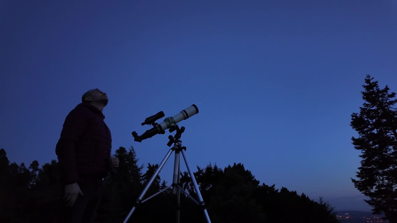 业余天文爱好者用望远镜观察夜空，观察行星、恒星、月亮和其他天体。视频素材