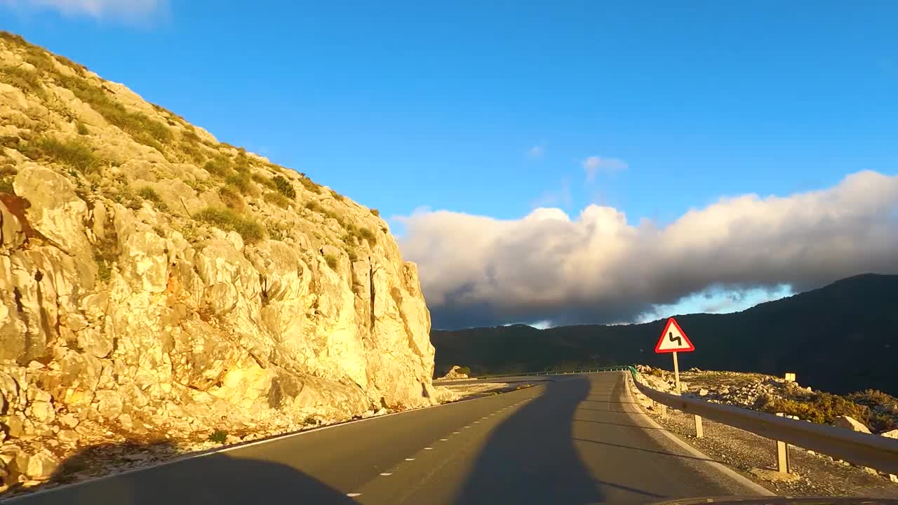 晚霞笼罩着道路视频素材