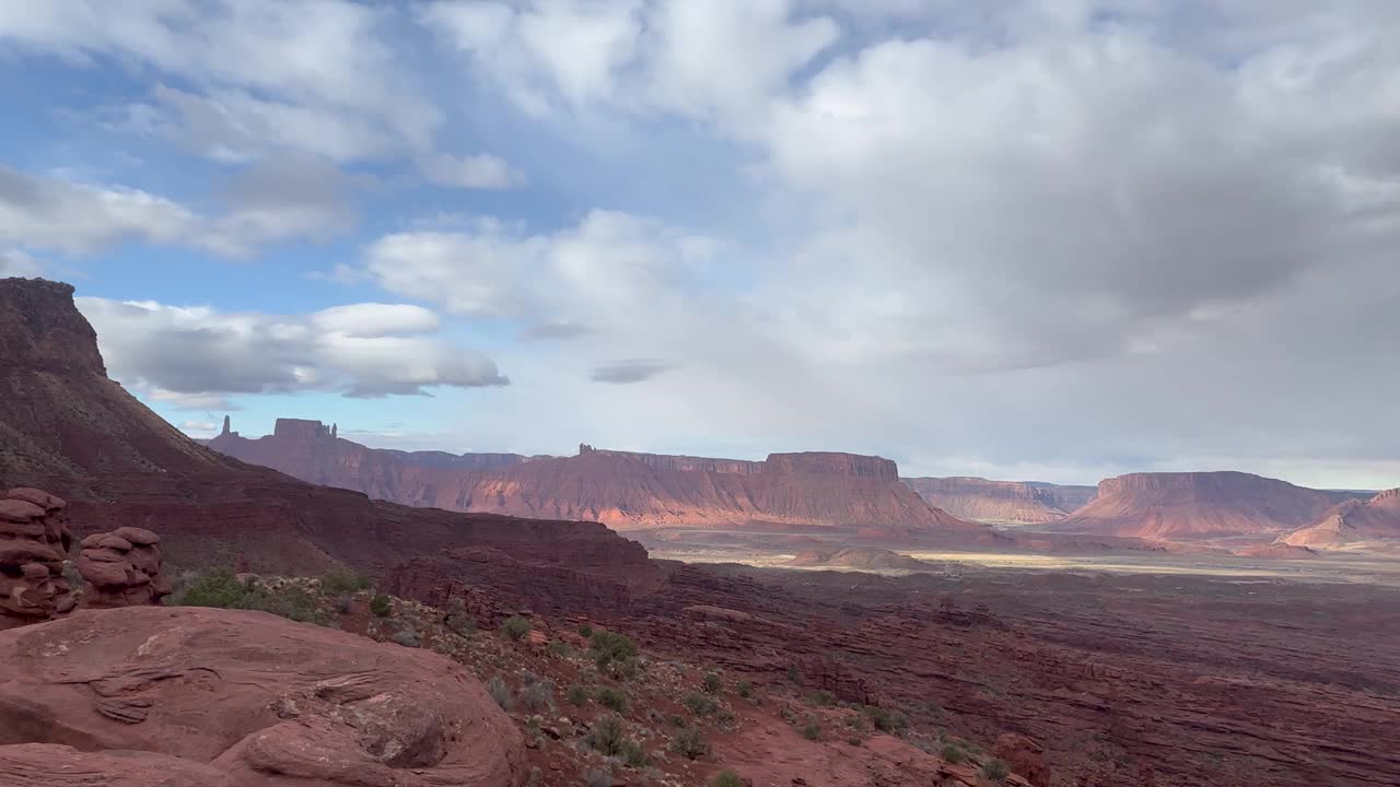 在犹他州摩押附近的费舍尔塔拍摄的令人惊叹的西部景观视频素材