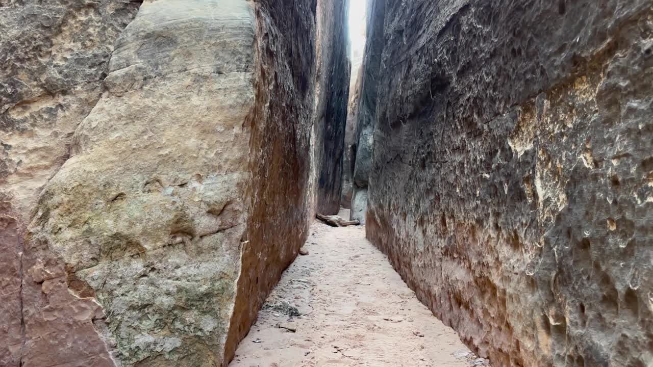 POV徒步旅行联合步道槽峡谷在峡谷地针区，犹他州视频素材