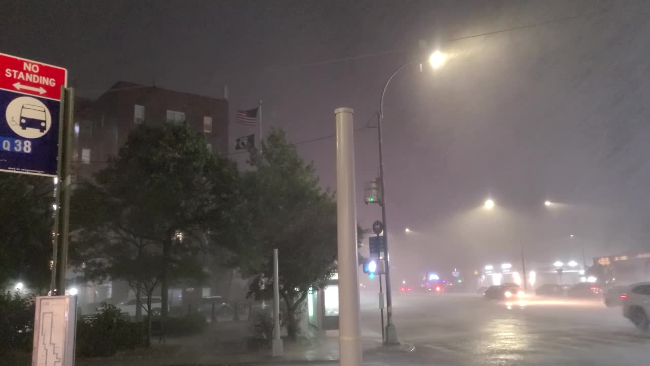 暴雨落在一个严重的雷暴- 4K库存视频视频下载