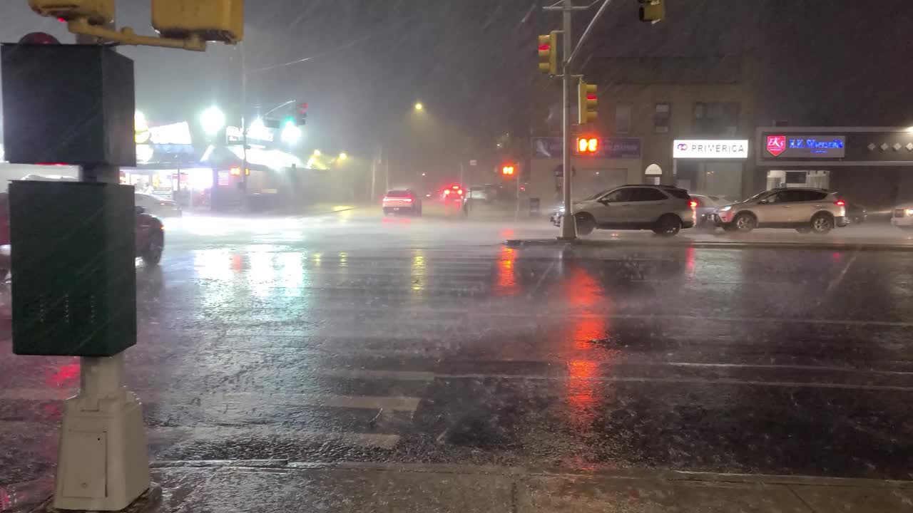 暴雨和风在一个严重的雷暴- 4K股票视频视频素材