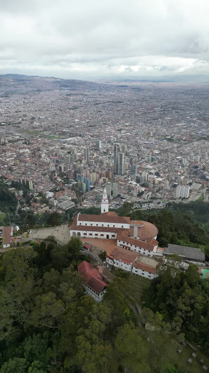 鸟瞰图:哥伦比亚首都波哥大的蒙塞拉特教堂，背景是波哥大市中心视频素材