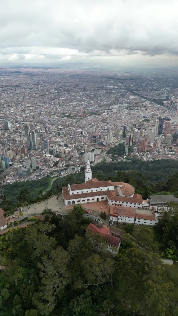 鸟瞰图:哥伦比亚首都波哥大的蒙塞拉特教堂，背景是波哥大市中心视频素材