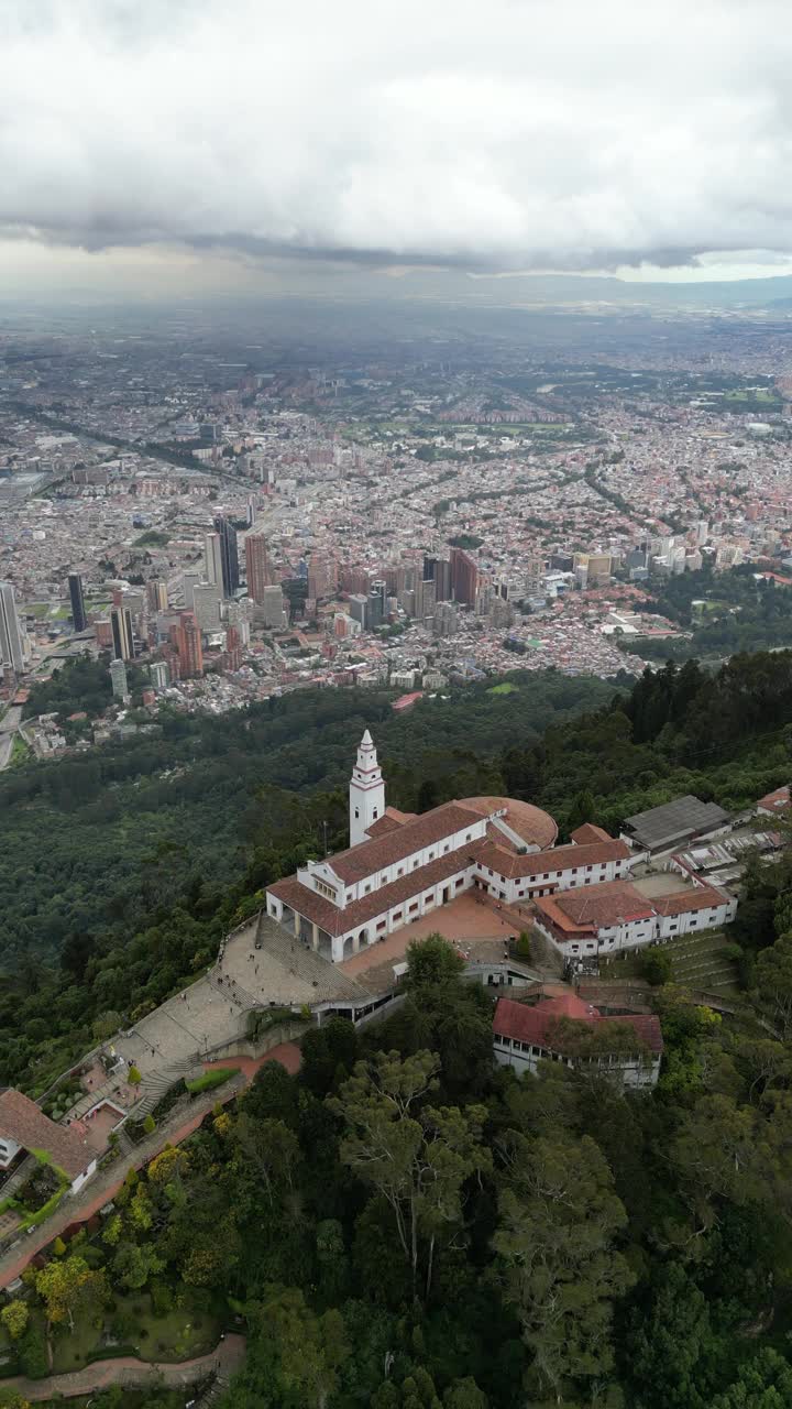 鸟瞰图:哥伦比亚首都波哥大的蒙塞拉特教堂，背景是波哥大市中心视频素材